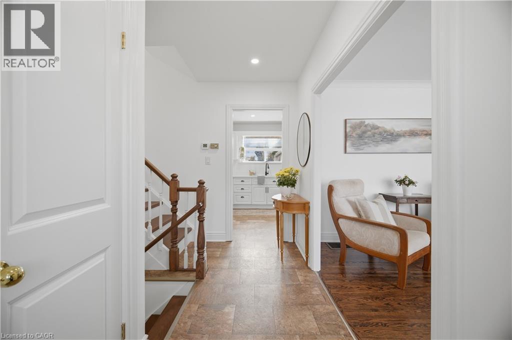 188 WHITE PINES Drive, Burlington, Ontario, L7L4E4 — Photo 4