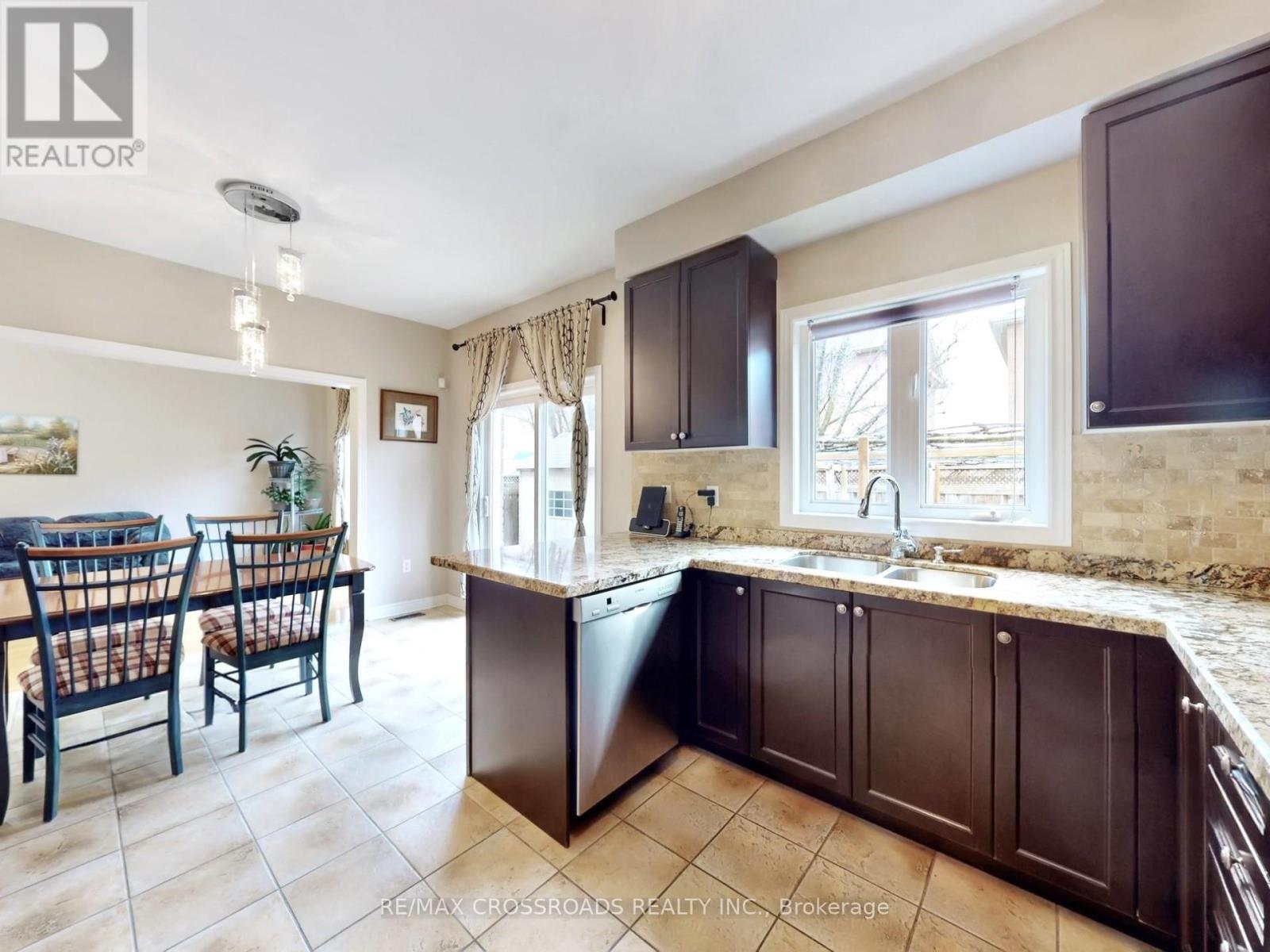 39 PANTANO DRIVE, Vaughan (Patterson), Ontario, L4J0A9 — Photo 4