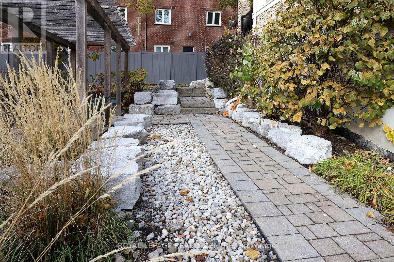 10 - 3077 CAWTHRA ROAD, Mississauga (Applewood), Ontario, L5A2X4 — Photo 3