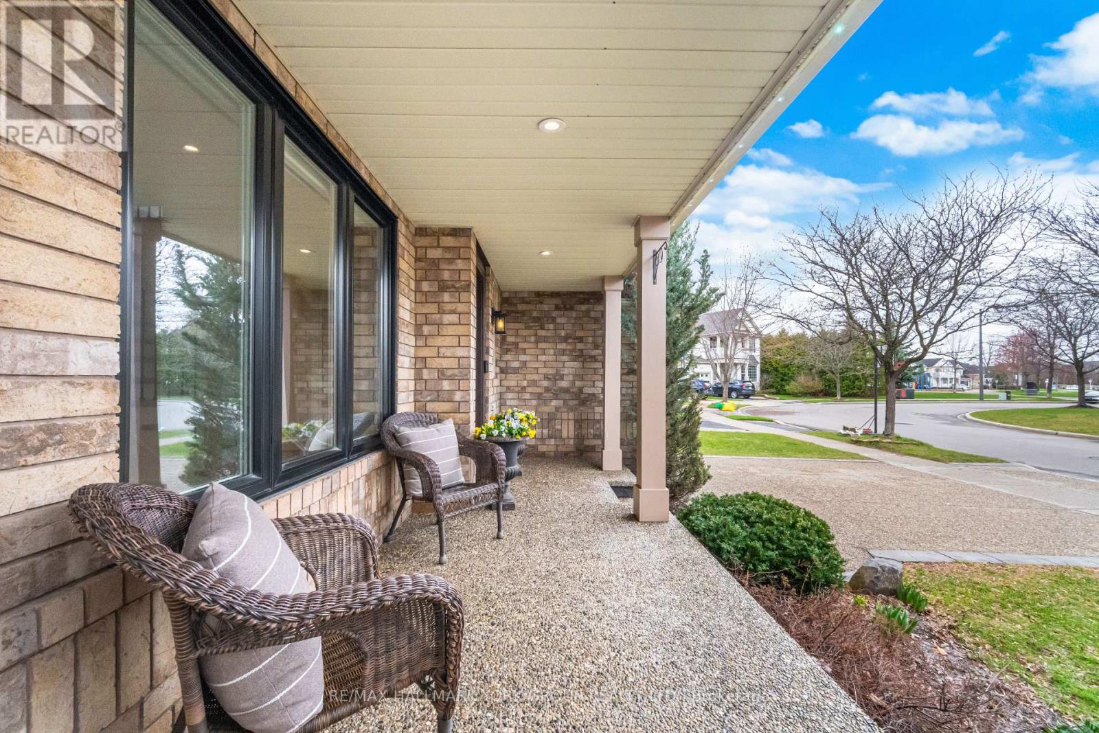 882 MCDUFFE CRESCENT, Milton (BE Beaty), Ontario, L9T6M7 — Photo 3