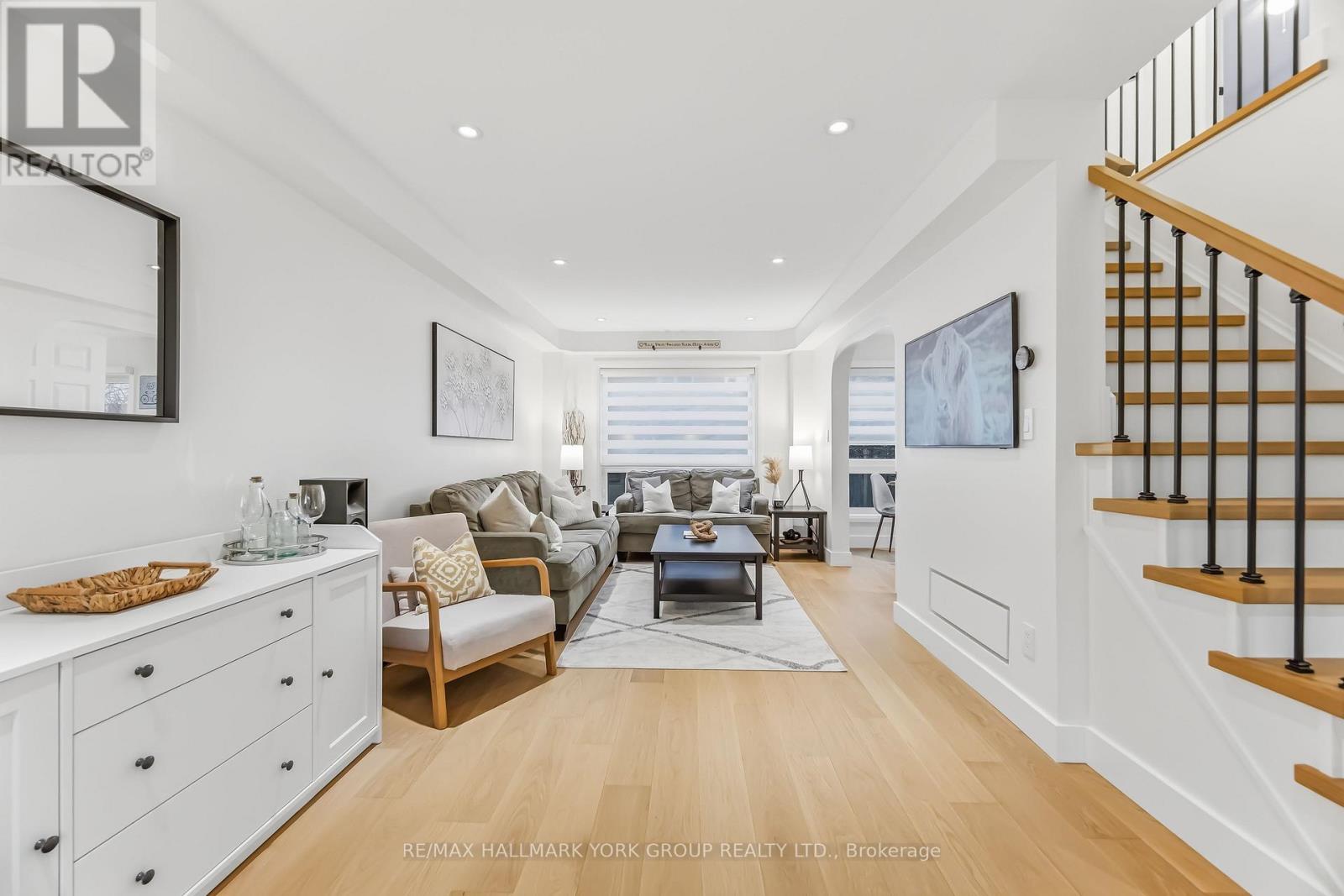 882 MCDUFFE CRESCENT, Milton (BE Beaty), Ontario, L9T6M7 — Photo 4