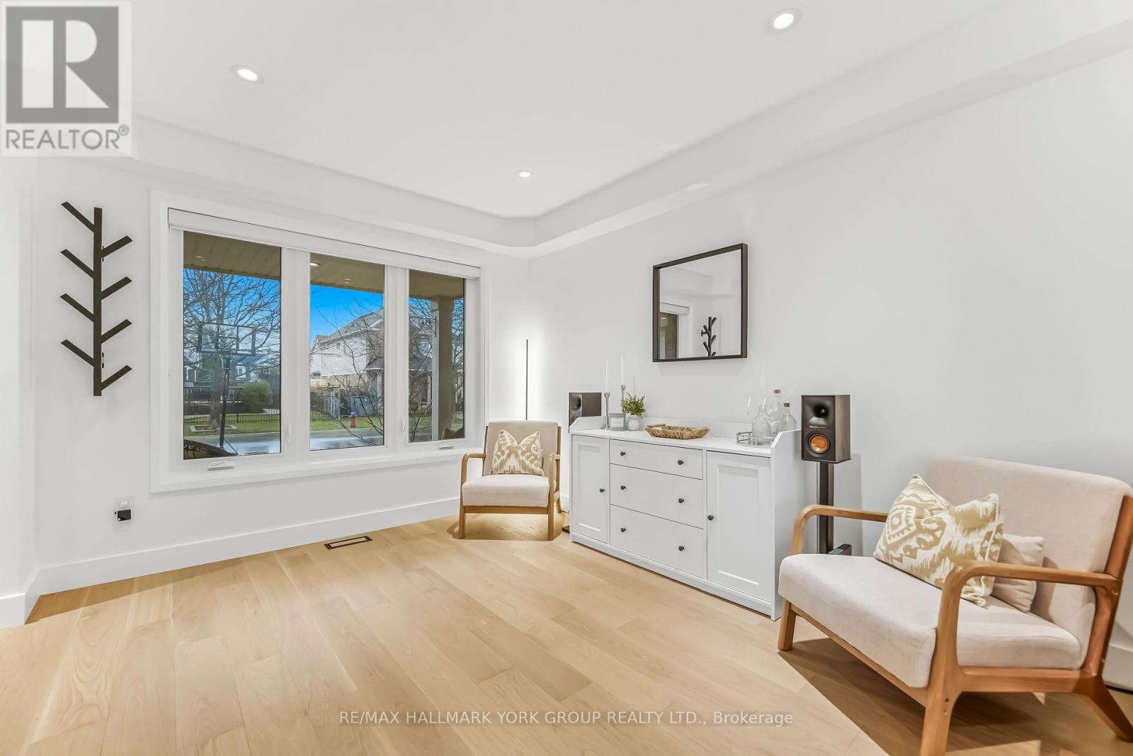 882 MCDUFFE CRESCENT, Milton (BE Beaty), Ontario, L9T6M7 — Photo 6