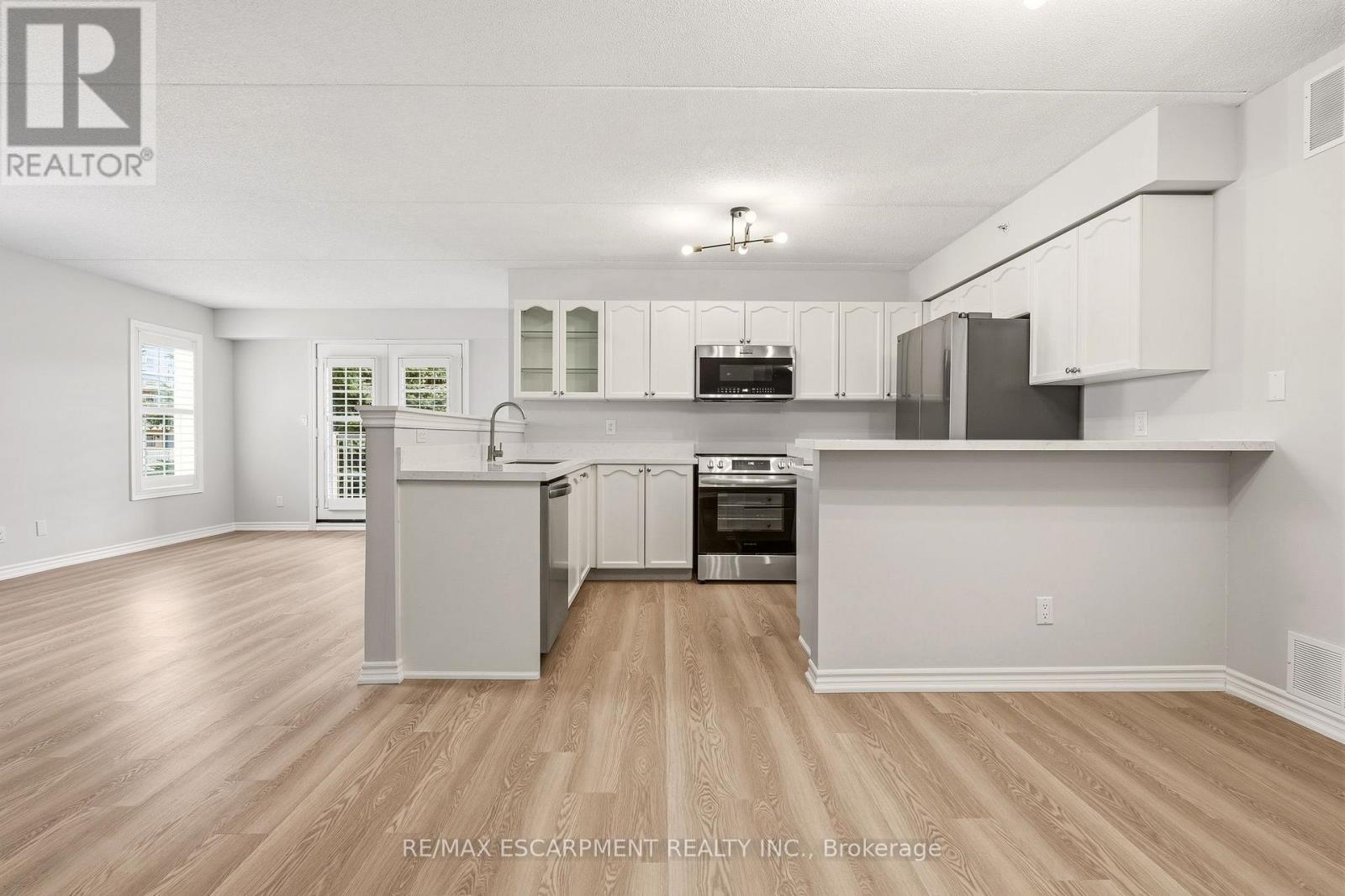 213 - 1820 WALKERS LINE, Burlington (Palmer), Ontario, L7M4V4 — Photo 4