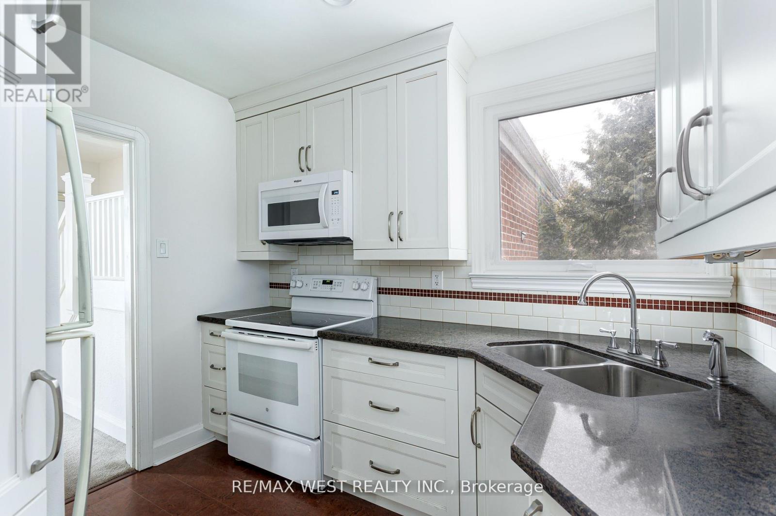 3 GLENROY AVENUE, Toronto (Stonegate-Queensway), Ontario, M8Y2L9 — Photo 8