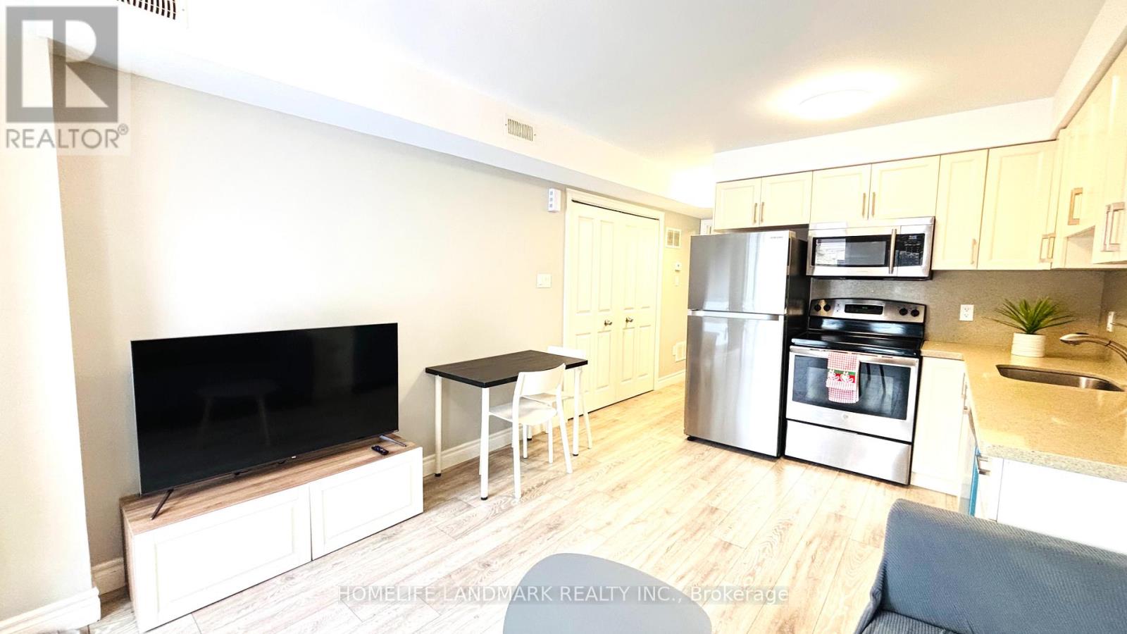 6 - 122 COURTLAND AVENUE E, Kitchener, Ontario, N2G0B8 — Photo 2