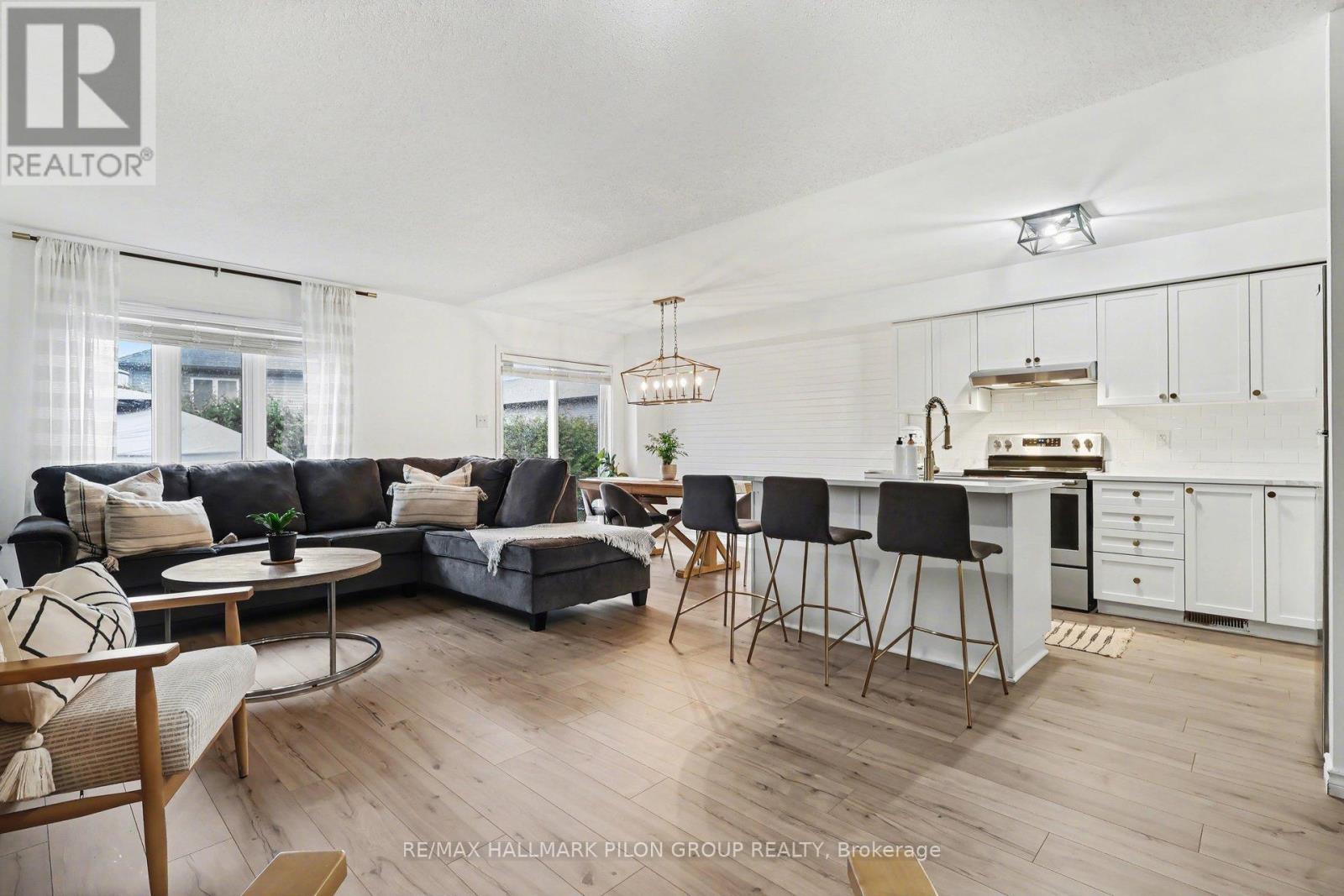 218 ROLLING MEADOW CRESCENT, Ottawa, Ontario, K1W0B1 — Photo 2