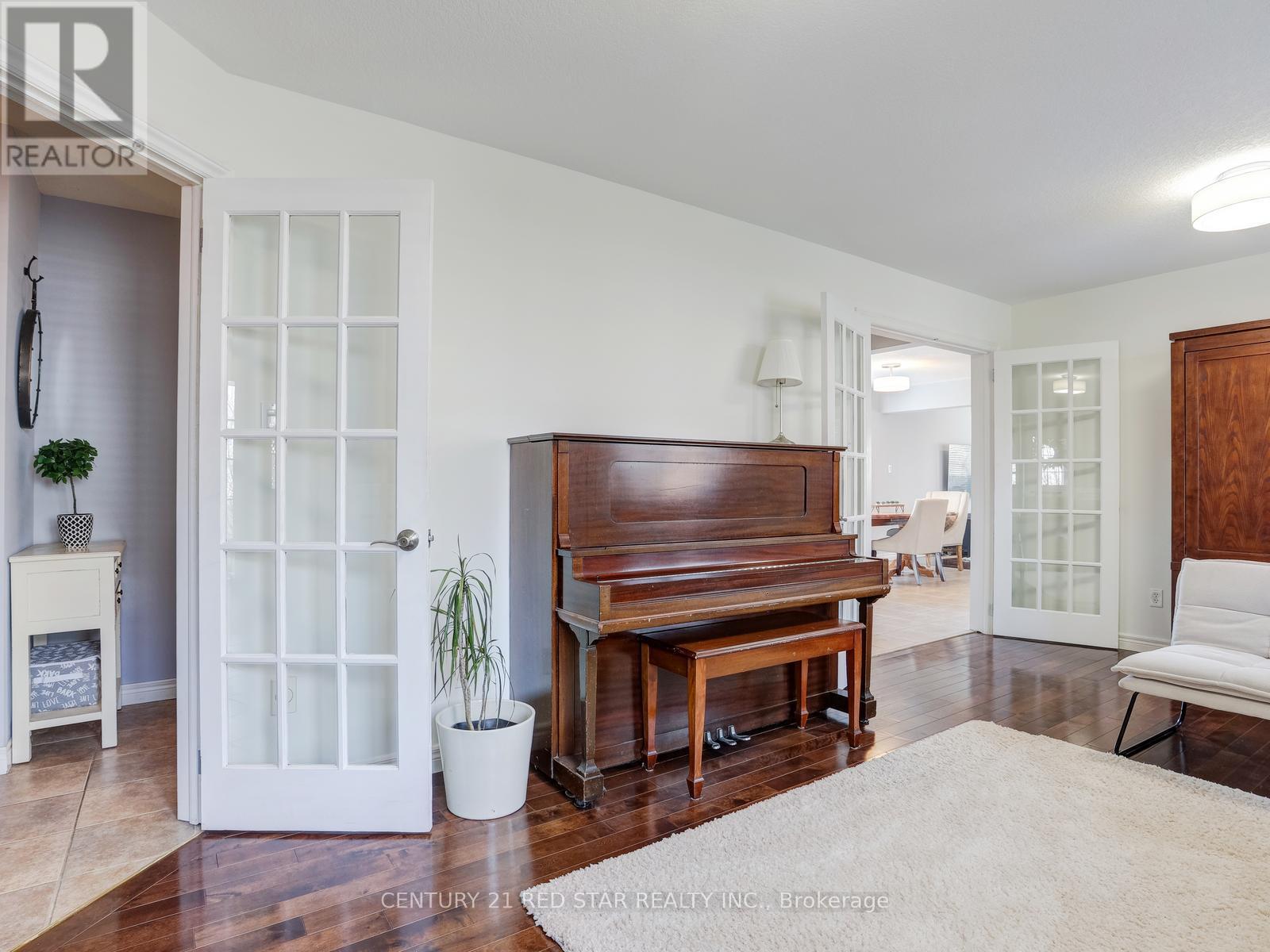 631 DOON SOUTH DRIVE, Kitchener, Ontario, N2P2X5 — Photo 2