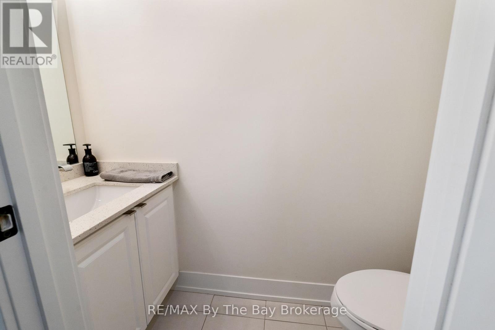 8 BRU LOR LANE, Orillia, Ontario, L3V8P4 — Photo 5