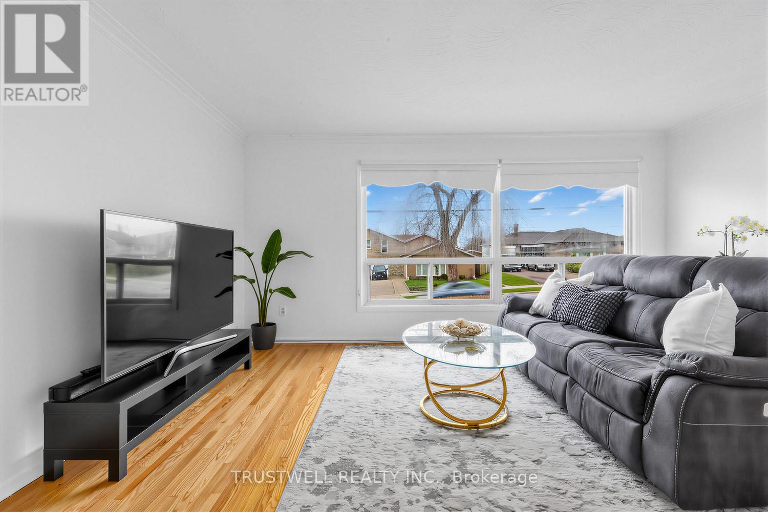 2 DEL RIA ROAD, Toronto (Maple Leaf), Ontario, M6L1M1 — Photo 2