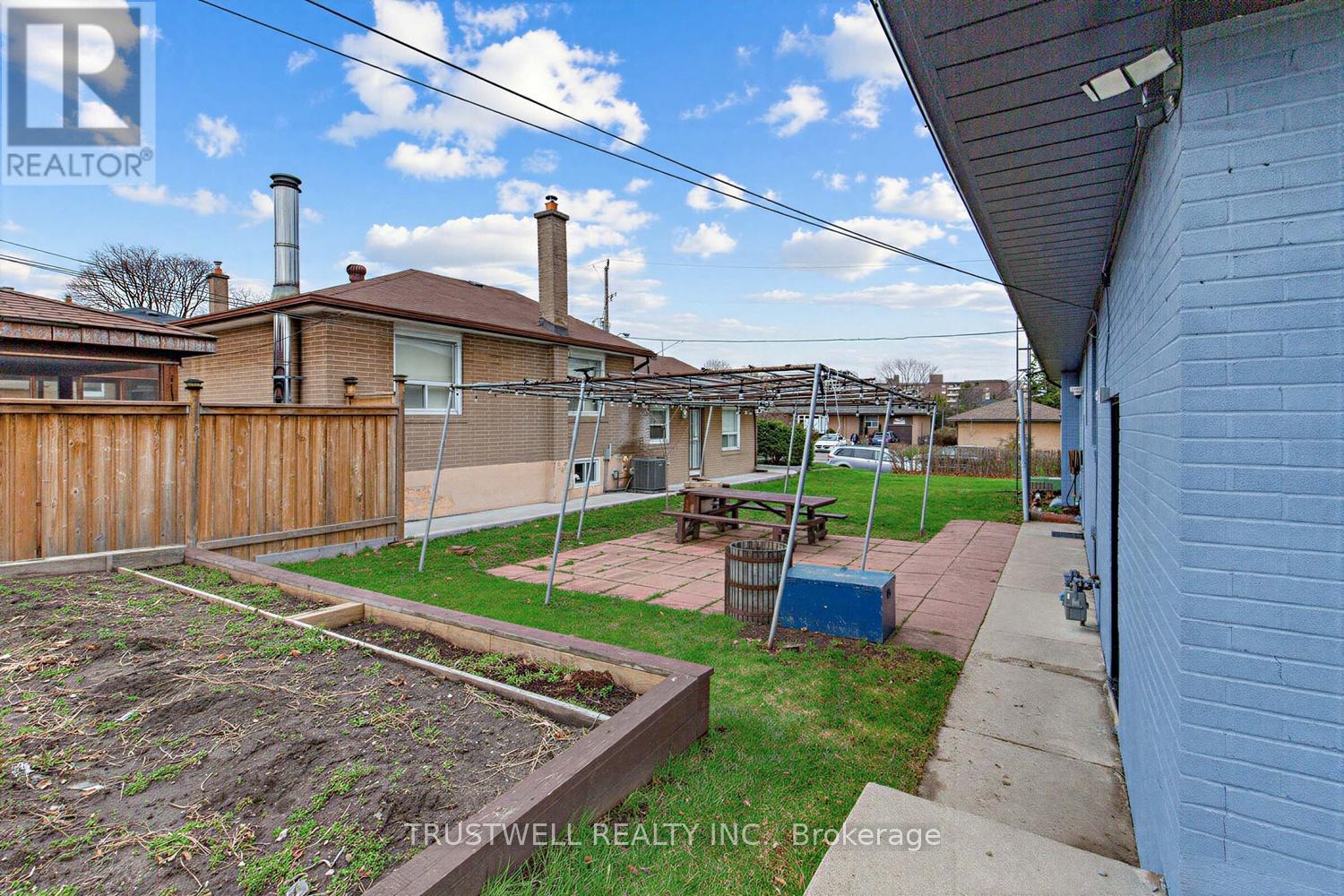 2 DEL RIA ROAD, Toronto (Maple Leaf), Ontario, M6L1M1 — Photo 29