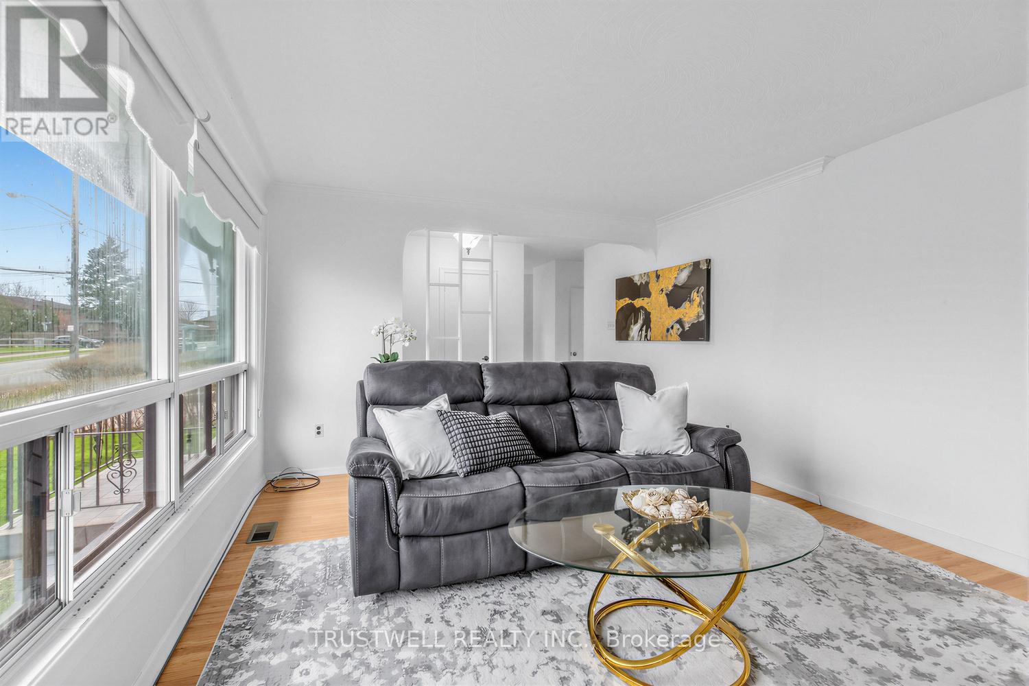 2 DEL RIA ROAD, Toronto (Maple Leaf), Ontario, M6L1M1 — Photo 4