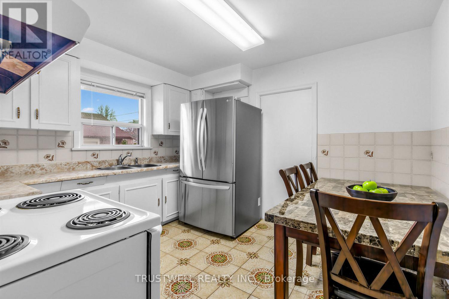 2 DEL RIA ROAD, Toronto (Maple Leaf), Ontario, M6L1M1 — Photo 7