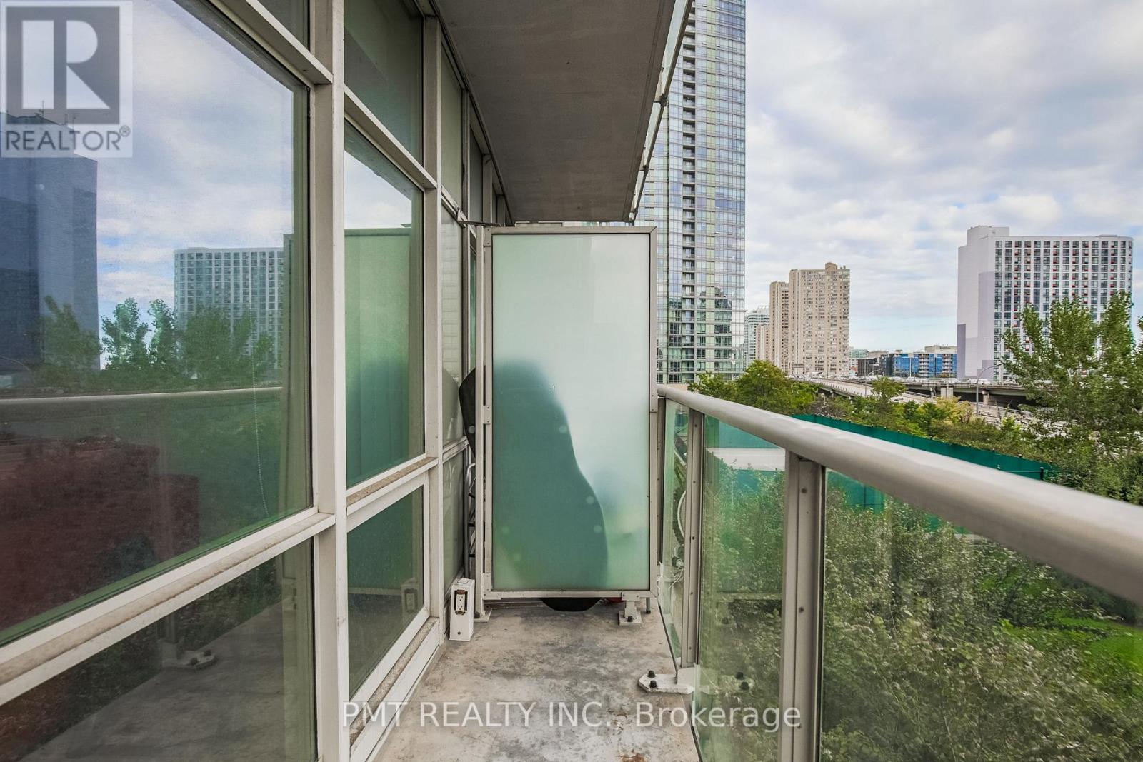 311 - 35 MARINER TERRACE, Toronto (Waterfront Communities), Ontario, M5V3V9 — Photo 2