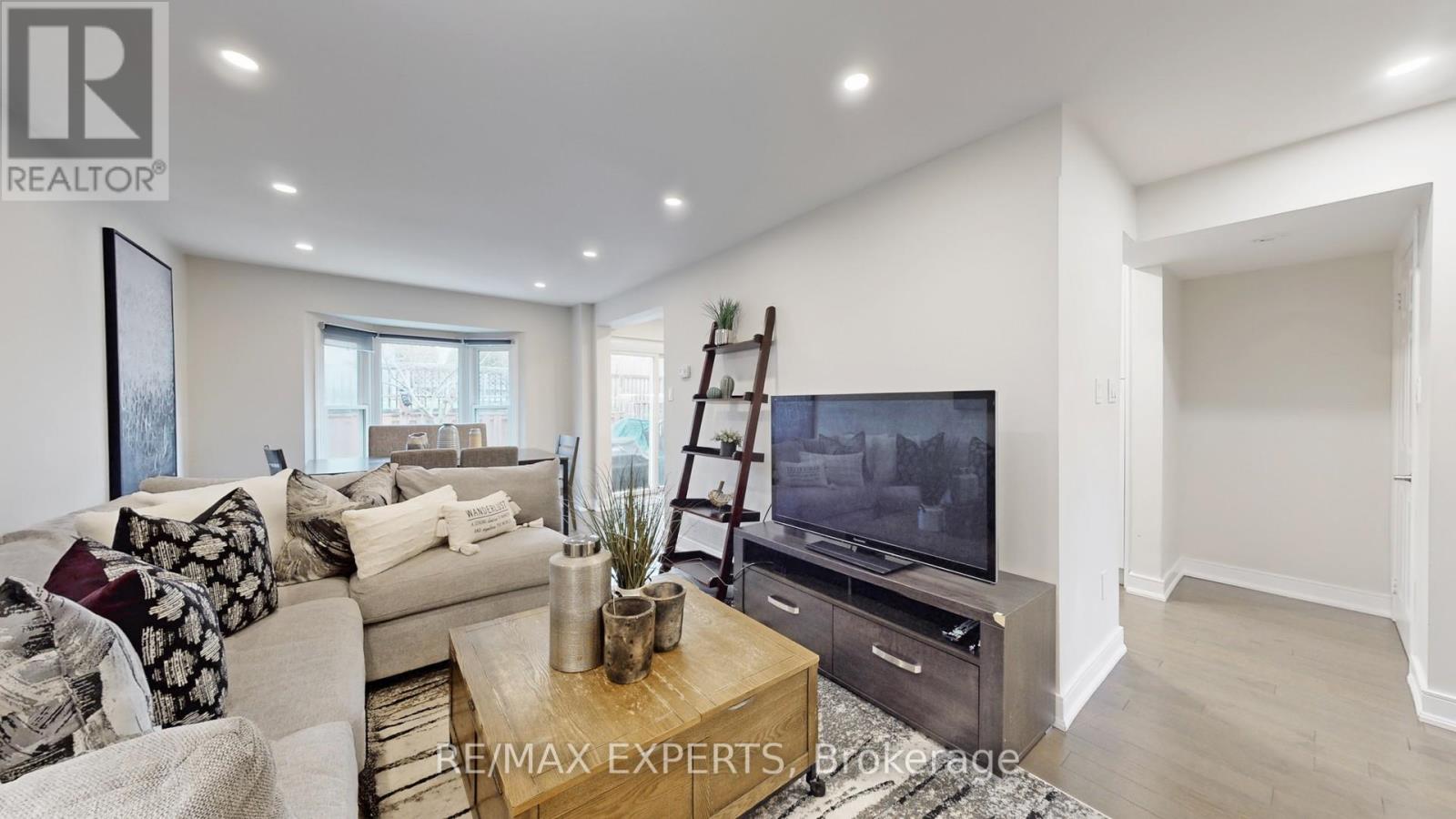 562 TARA HILL CIRCLE, Aurora (Aurora Village), Ontario, L4G6G9 — Photo 3