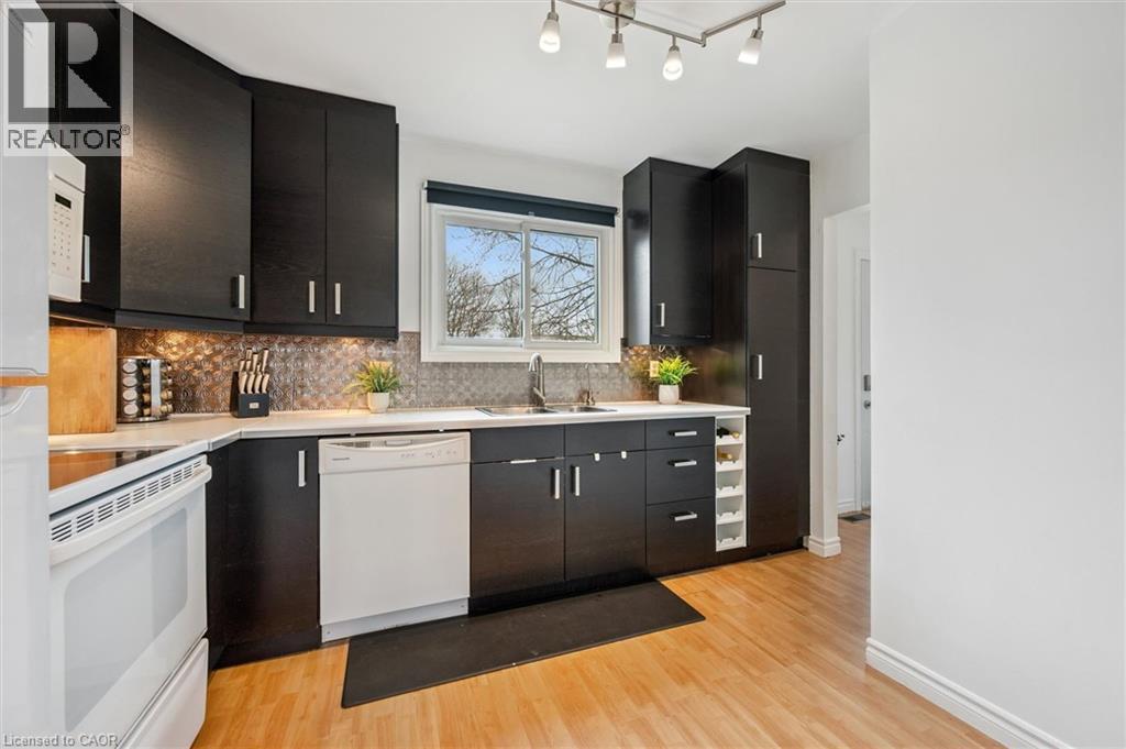 423 CADBURY Court Unit# A, Waterloo, Ontario, N2K3G7 — Photo 17