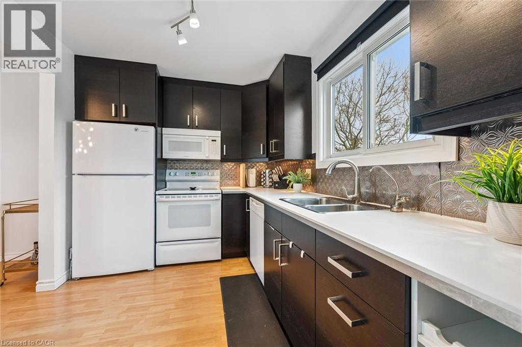 423 CADBURY Court Unit# A, Waterloo, Ontario, N2K3G7 — Photo 19