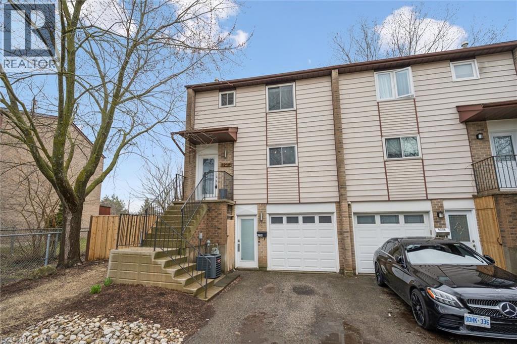 423 CADBURY Court Unit# A, Waterloo, Ontario, N2K3G7 — Photo 2