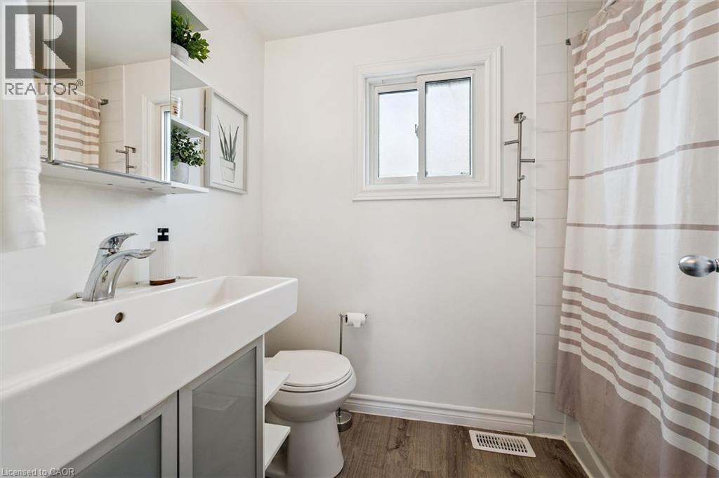 423 CADBURY Court Unit# A, Waterloo, Ontario, N2K3G7 — Photo 25