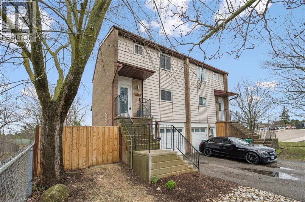 423 CADBURY Court Unit# A, Waterloo, Ontario, N2K3G7 — Photo 3