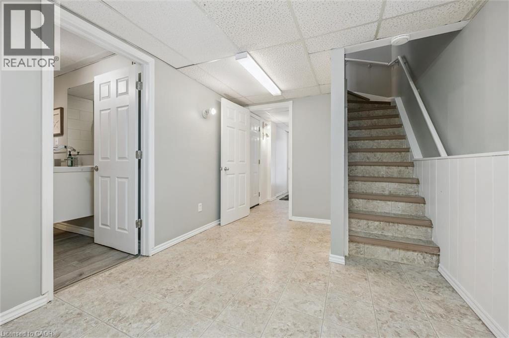 423 CADBURY Court Unit# A, Waterloo, Ontario, N2K3G7 — Photo 32