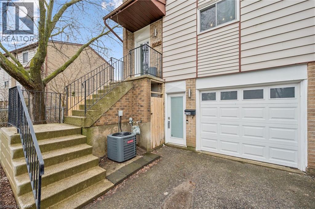 423 CADBURY Court Unit# A, Waterloo, Ontario, N2K3G7 — Photo 4