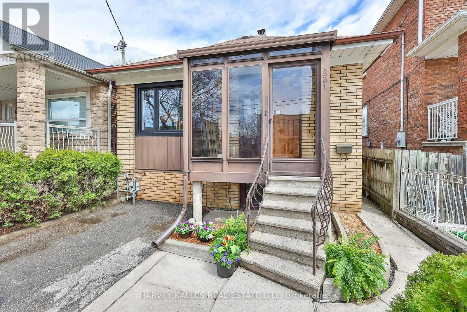 231 BICKNELL AVENUE, Toronto (Keelesdale-Eglinton West), Ontario, M6M4H2 — Photo 2