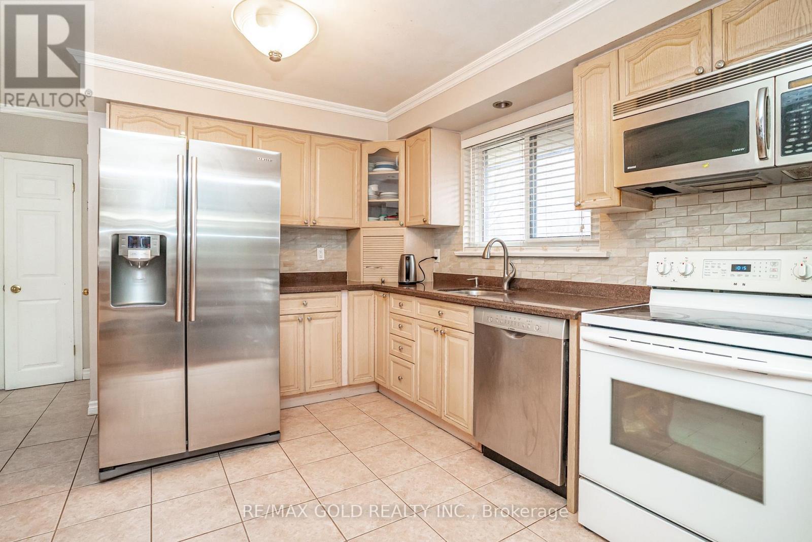 37 CARLYLE CRESCENT, Brampton (Brampton East), Ontario, L6W2Y9 — Photo 13