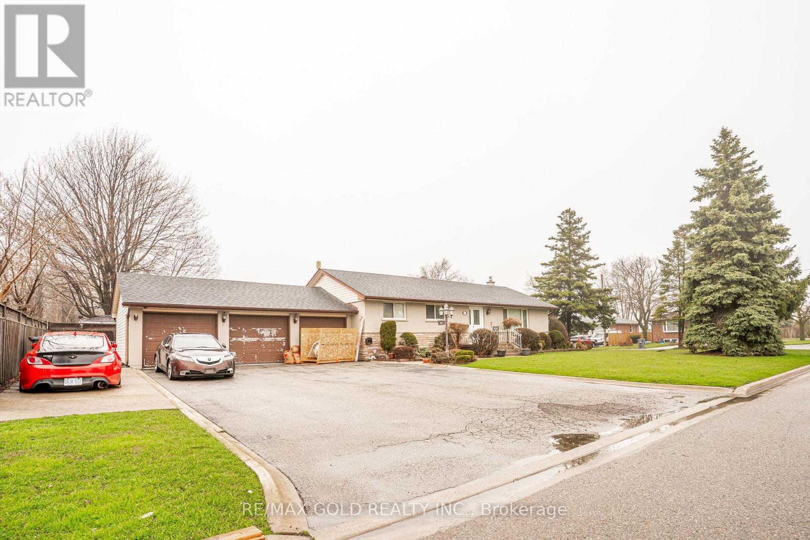 37 CARLYLE CRESCENT, Brampton (Brampton East), Ontario, L6W2Y9 — Photo 2