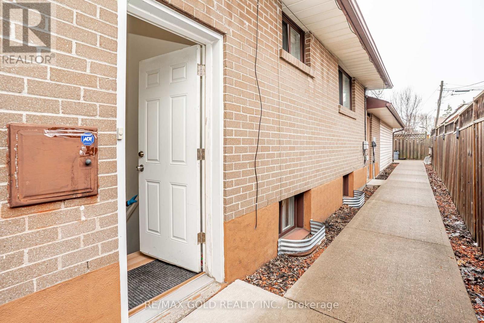 37 CARLYLE CRESCENT, Brampton (Brampton East), Ontario, L6W2Y9 — Photo 34