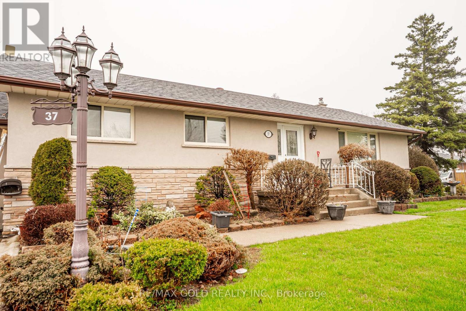 37 CARLYLE CRESCENT, Brampton (Brampton East), Ontario, L6W2Y9 — Photo 5