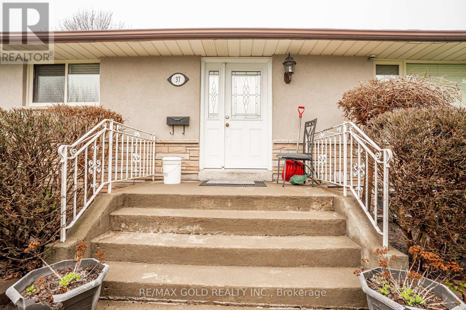 37 CARLYLE CRESCENT, Brampton (Brampton East), Ontario, L6W2Y9 — Photo 6