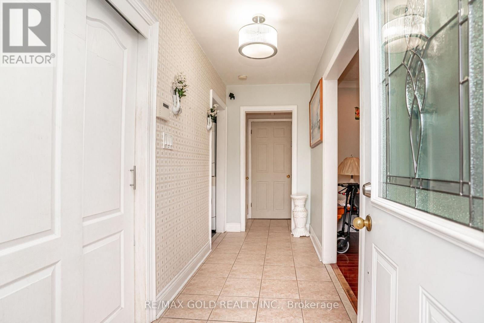 37 CARLYLE CRESCENT, Brampton (Brampton East), Ontario, L6W2Y9 — Photo 8