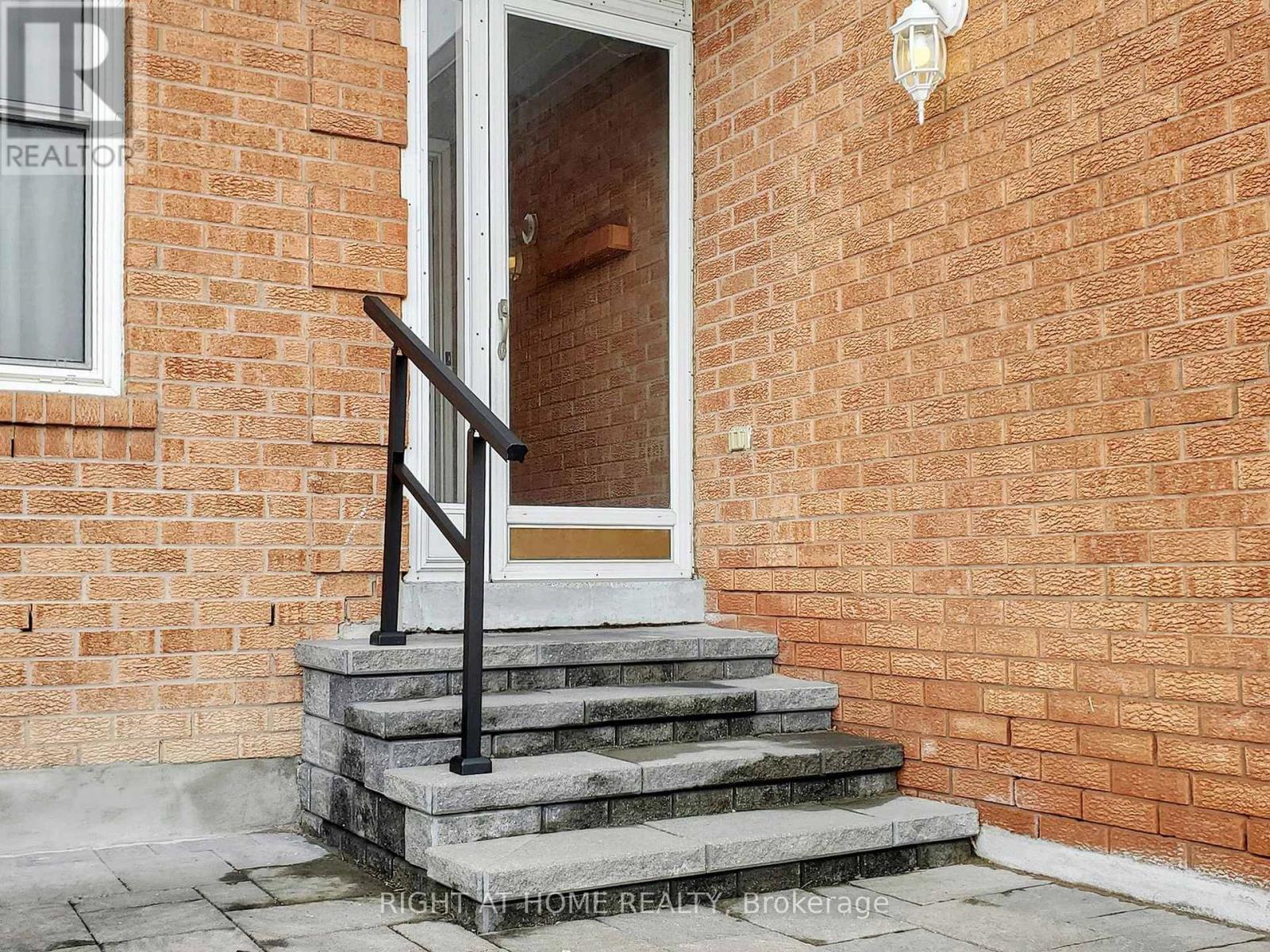 531 STEEPLE HILL, Pickering (Woodlands), Ontario, L1V5Z6 — Photo 3