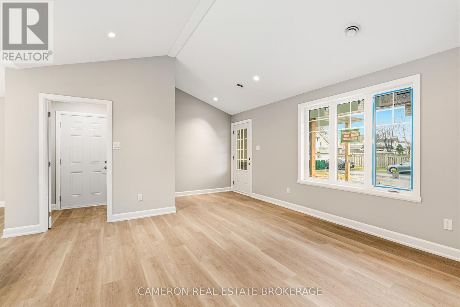 10 WHITTAKER CRESCENT, Cornwall, Ontario, K6H0J6 — Photo 2