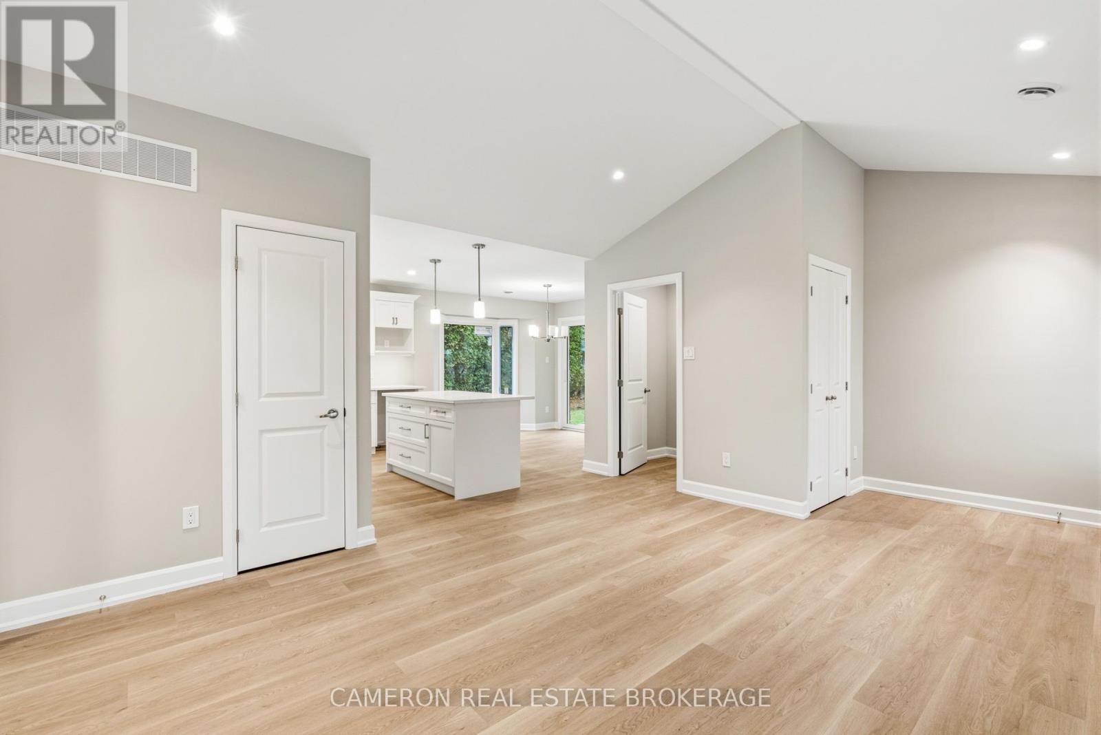 10 WHITTAKER CRESCENT, Cornwall, Ontario, K6H0J6 — Photo 3