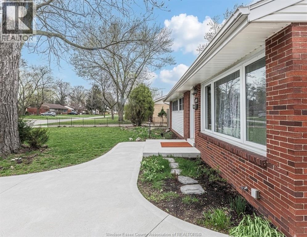 3446 MARK, Windsor, Ontario, N9E2X4 — Photo 2