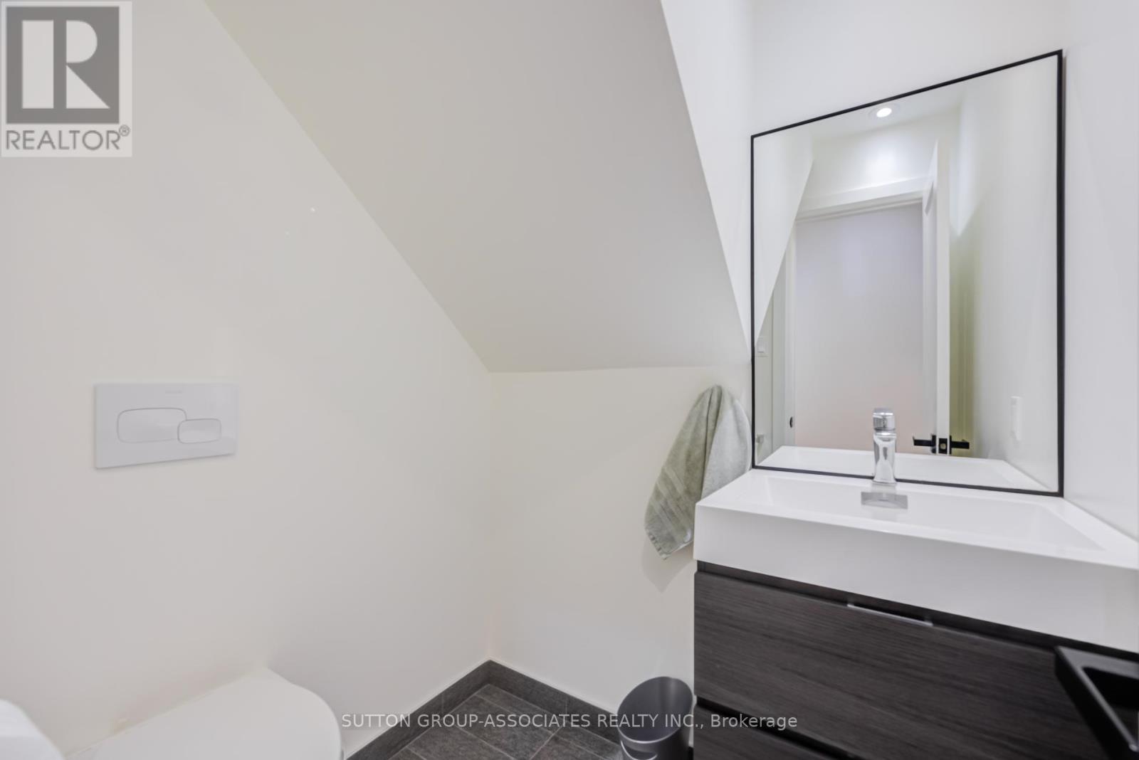 UPPER - 422 RUSHTON ROAD, Toronto (Humewood-Cedarvale), Ontario, M6C2Y3 — Photo 12