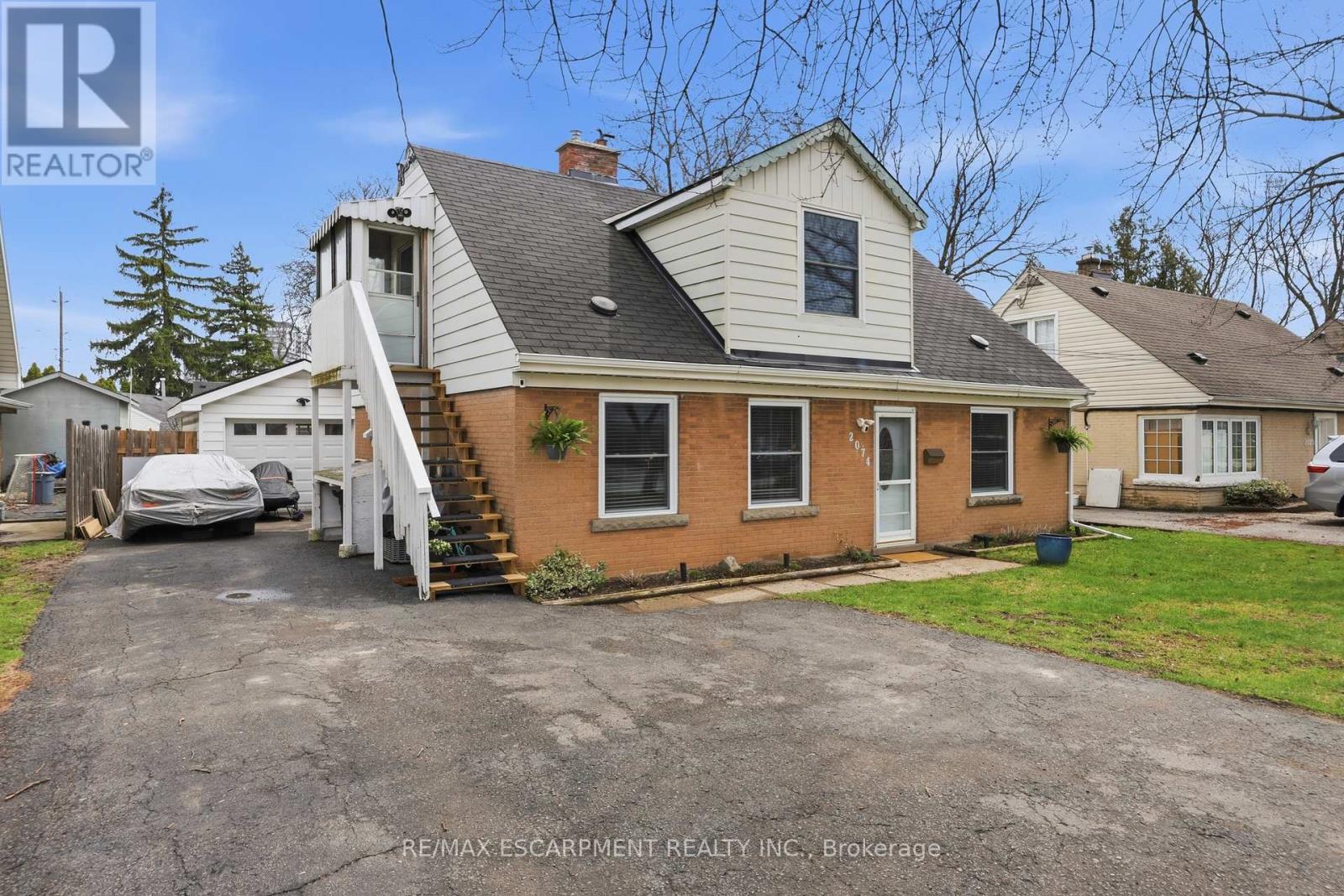 2074 CHURCHILL AVENUE, Burlington (Freeman), Ontario, L7R3T7 — Photo 2