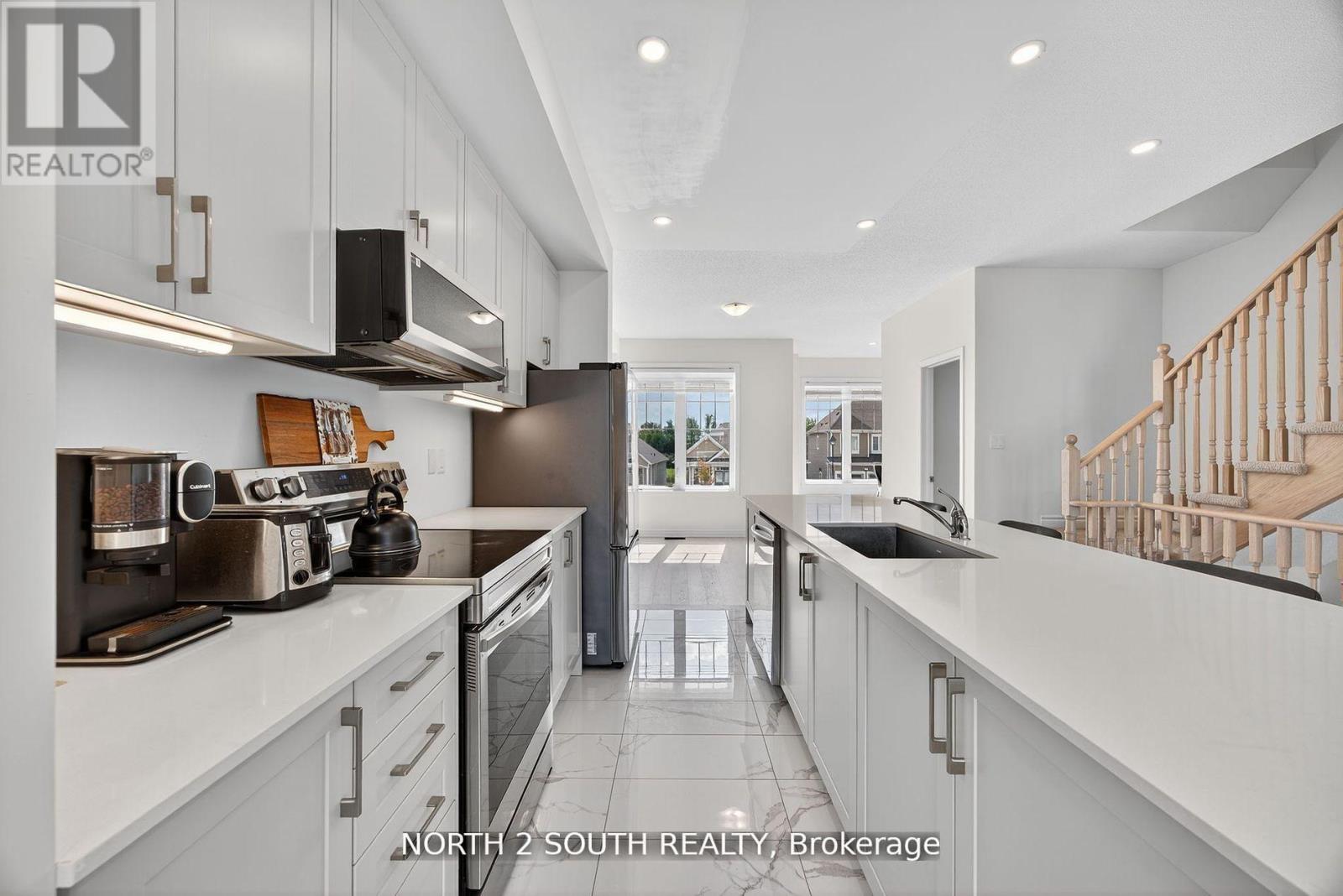 24 ABBY DRIVE, Wasaga Beach, Ontario, L9Z0K2 — Photo 2