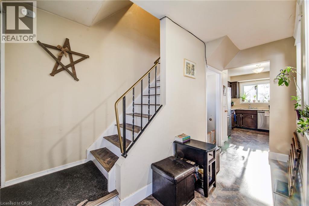 71 SHADELAND Crescent, Kitchener, Ontario, N2M2J1 — Photo 2