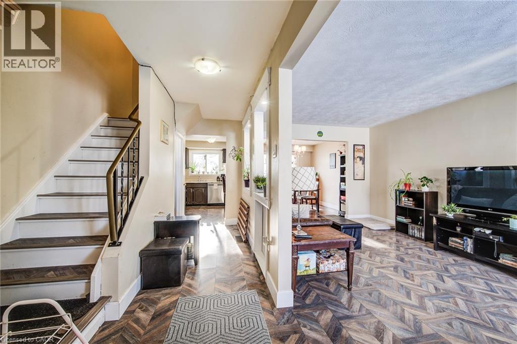 71 SHADELAND Crescent, Kitchener, Ontario, N2M2J1 — Photo 4