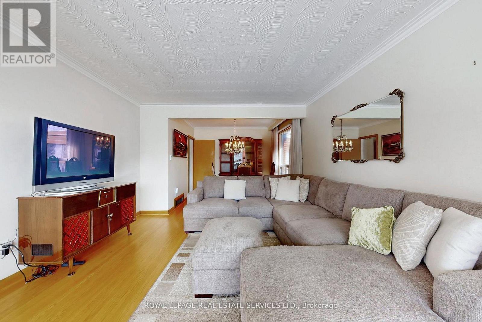 167 CORNELIUS PARKWAY, Toronto (Maple Leaf), Ontario, M6L2K8 — Photo 8