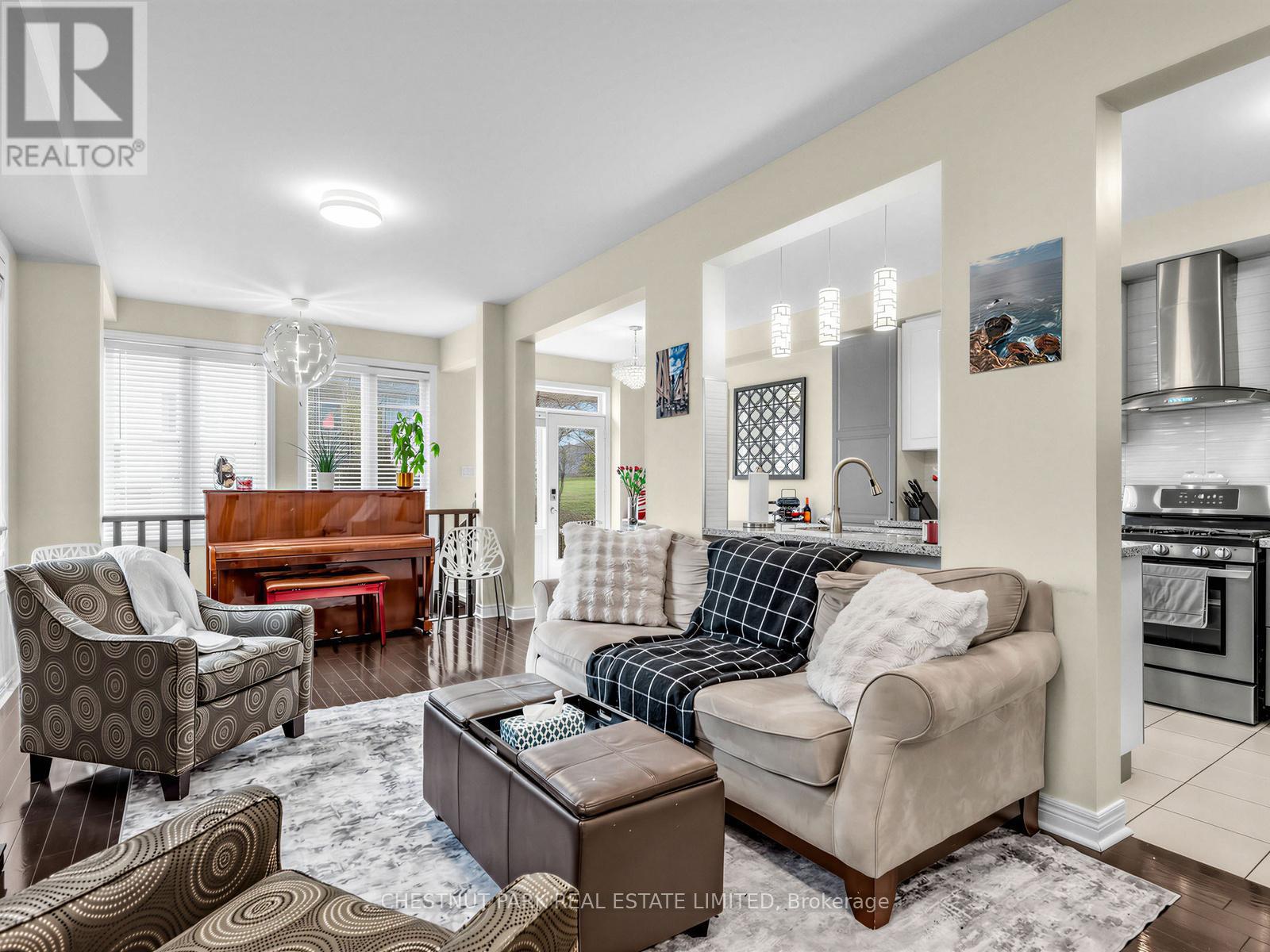 11 CONSTABLE STREET, Aurora, Ontario, L4G1B7 — Photo 2