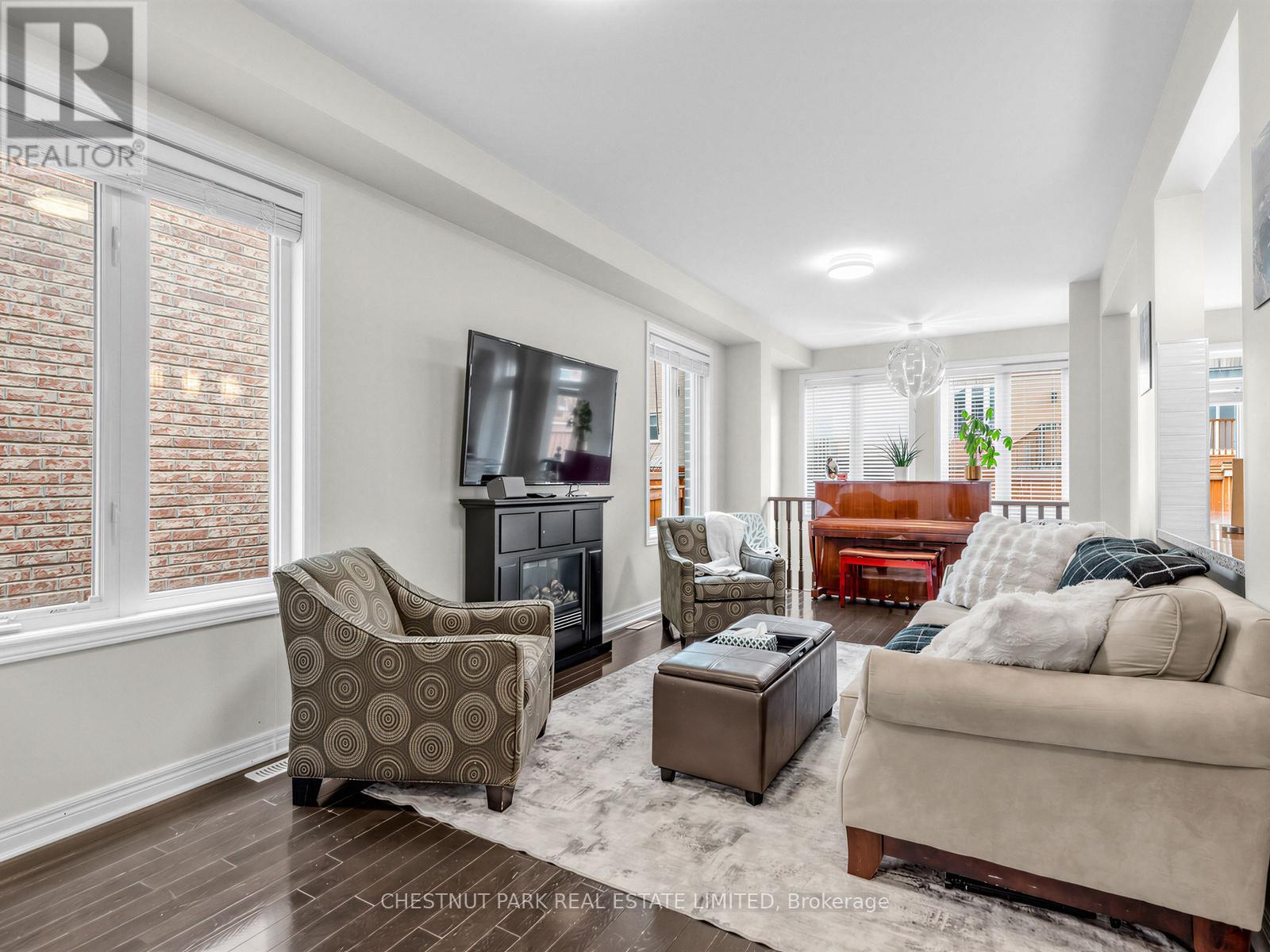 11 CONSTABLE STREET, Aurora, Ontario, L4G1B7 — Photo 3