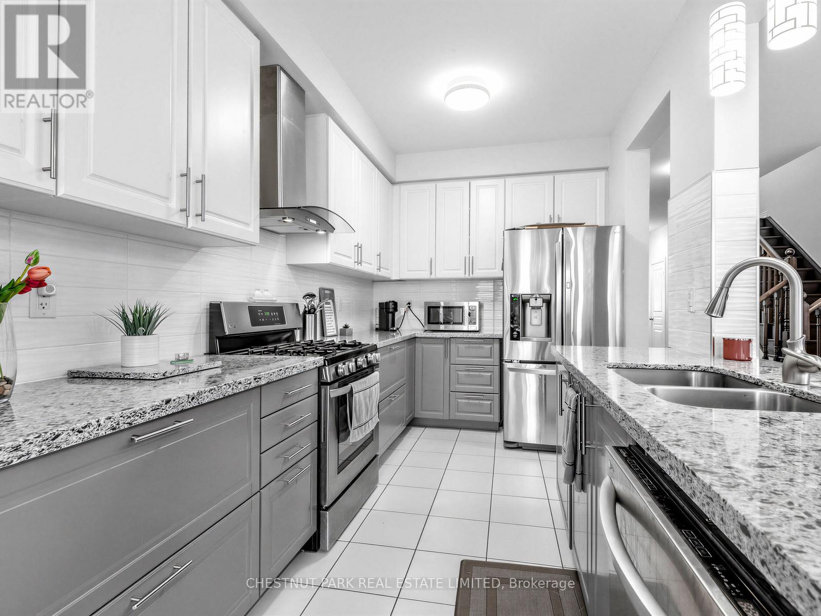 11 CONSTABLE STREET, Aurora, Ontario, L4G1B7 — Photo 6