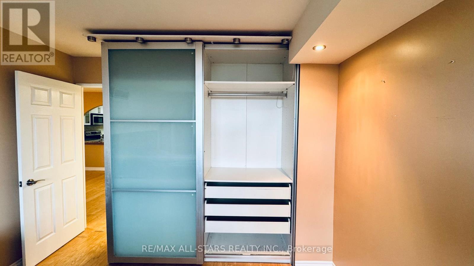 402 - 7601 BATHURST STREET, Vaughan (Crestwood-Springfarm-Yorkhill), Ontario, L4J4H5 — Photo 11