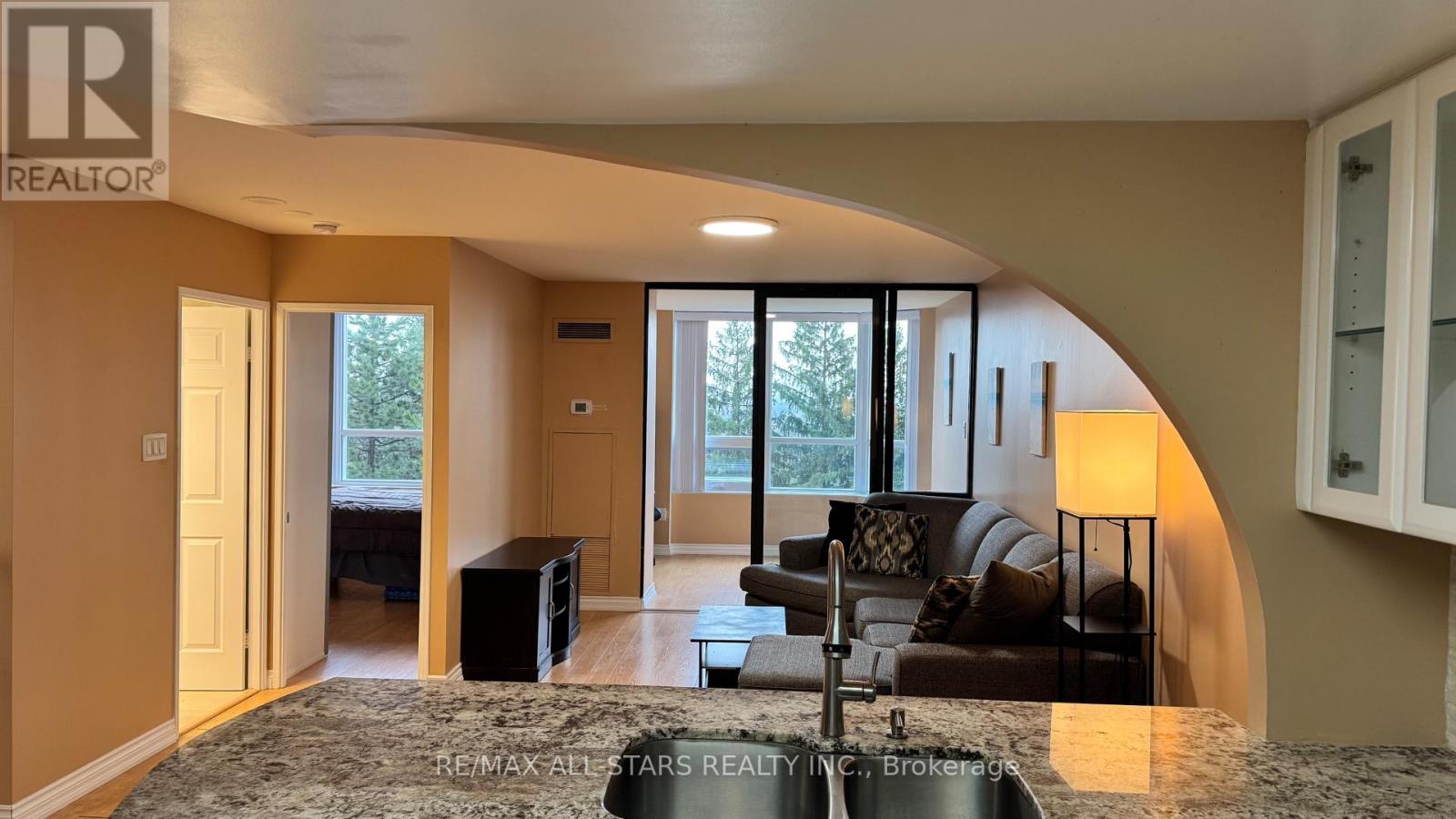 402 - 7601 BATHURST STREET, Vaughan (Crestwood-Springfarm-Yorkhill), Ontario, L4J4H5 — Photo 3