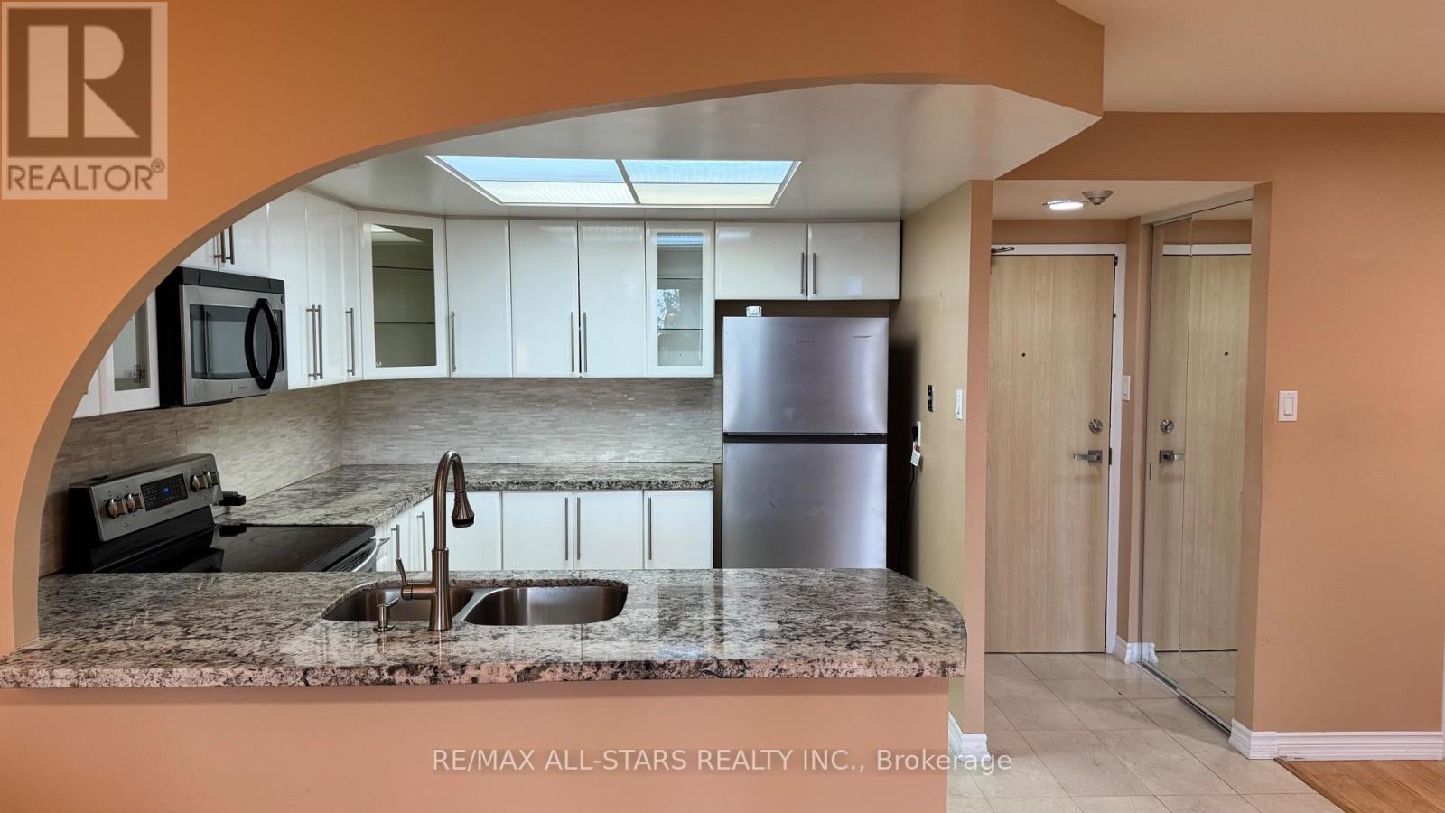 402 - 7601 BATHURST STREET, Vaughan (Crestwood-Springfarm-Yorkhill), Ontario, L4J4H5 — Photo 5