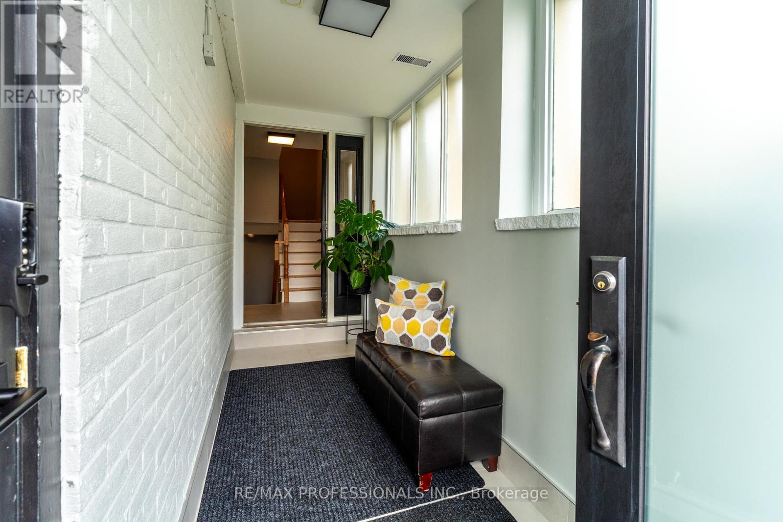 2605 LUNDENE ROAD, Mississauga (Clarkson), Ontario, L5J3Y8 — Photo 3