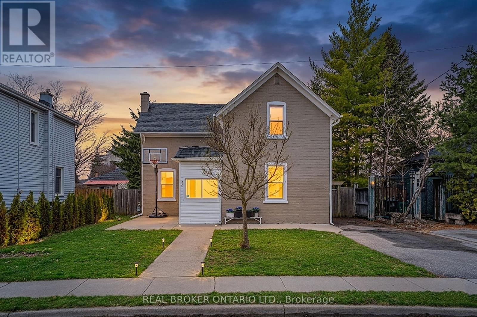 82 BOND STREET, Cambridge, Ontario, N1R4B6 — Photo 2